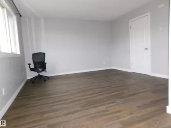Edmonton, AB T6K3M2,1412 LAKEWOOD RD W NW