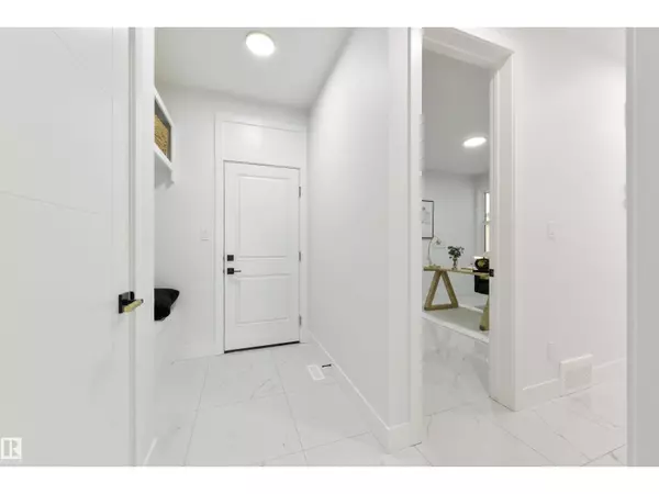 Edmonton, AB T6X3K3,108 25 ST SW SW