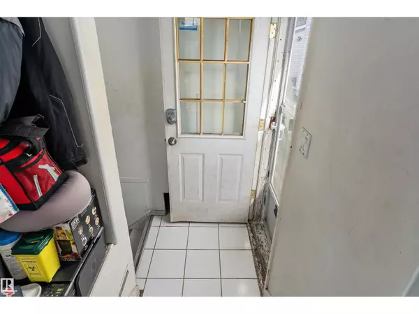 Edmonton, AB T6H1X4,10570 66 AV NW