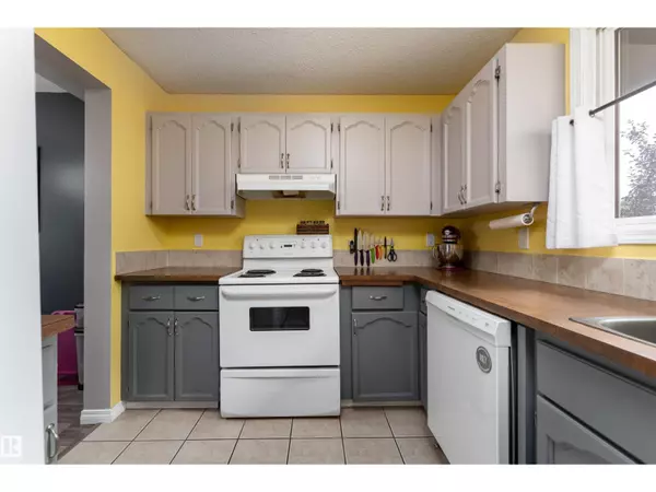 Edmonton, AB T5Y1H9,3231 142 AV NW