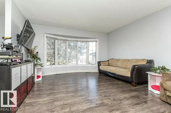 Edmonton, AB T6L5K2,2827 35 ST NW