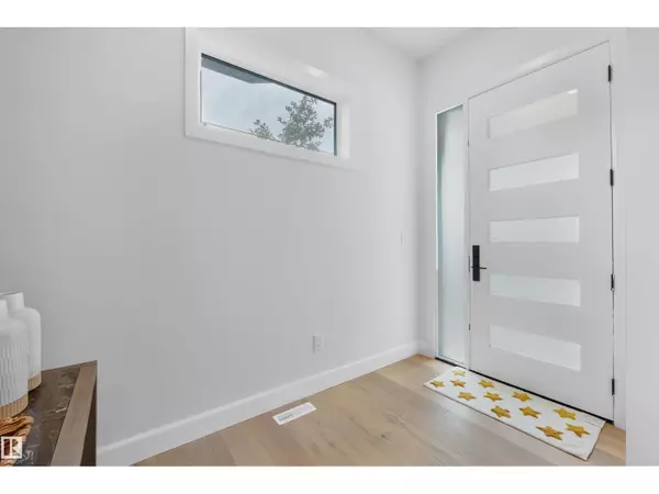 Edmonton, AB T6H2X9,6003 107 ST NW