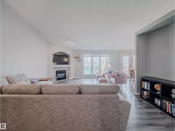 Edmonton, AB T6W1C1,#18 64 BLACKBURN SW