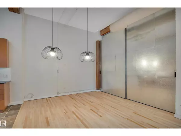 Edmonton, AB T5J1A5,#102 10169 104 ST NW