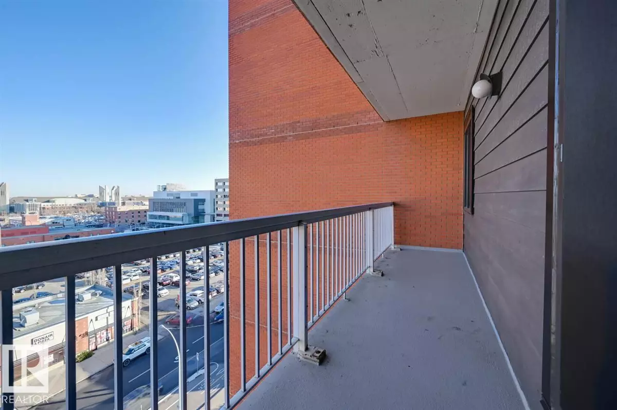 Edmonton, AB T5J3P2,#802 10175 109 ST NW