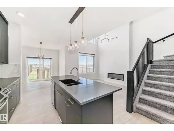 9411 PEAR CR SW, Edmonton, AB T6X2Z4