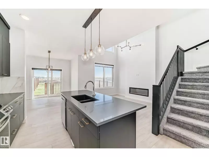 9411 PEAR CR SW, Edmonton, AB T6X2Z4