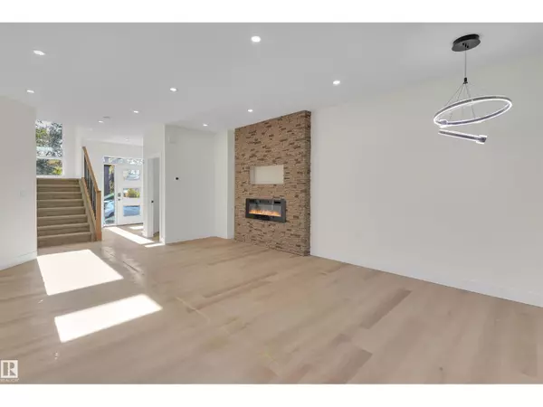 Edmonton, AB T6C1R1,7936 91 AV NW