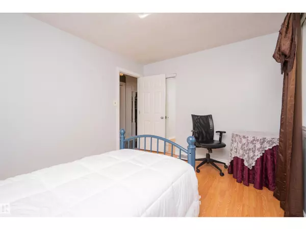 Edmonton, AB T5R1L9,8721 152 ST NW