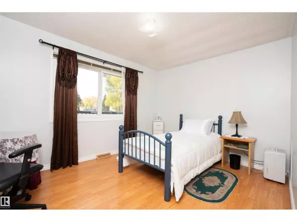 Edmonton, AB T5R1L9,8721 152 ST NW