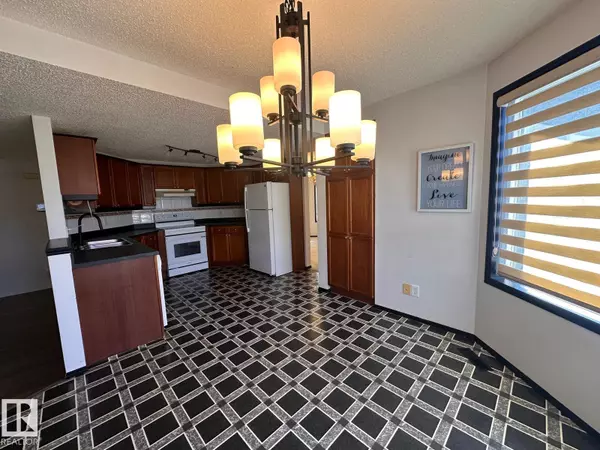 Edmonton, AB T6M2L2,5304 190 ST NW