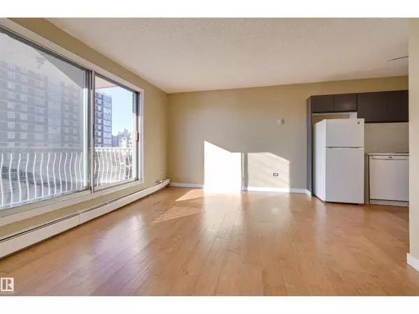 Edmonton, AB T5K2J2,#905 10150 117 ST NW