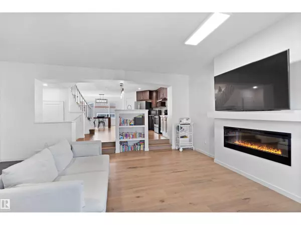 Edmonton, AB T6X2J6,2208 82 ST SW