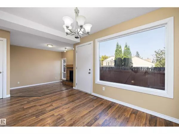 Edmonton, AB T6L4B2,#54 3812 20 AV NW