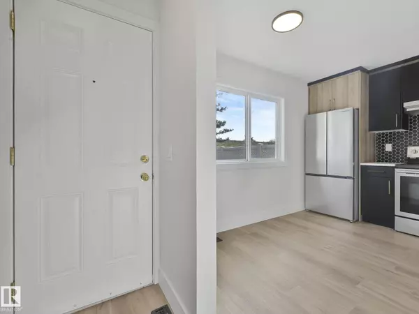 Edmonton, AB T5Y2B2,#10 13833 30 ST NW