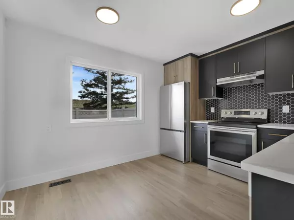 Edmonton, AB T5Y2B2,#10 13833 30 ST NW