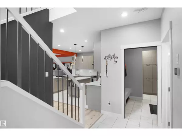 Edmonton, AB T6T1A3,811 35 AV NW