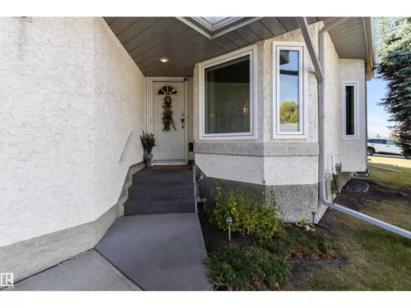 Edmonton, AB T5Y2S7,6562 158 AV NW