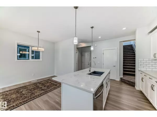 Edmonton, AB T6M0X1,19718 27 AV NW