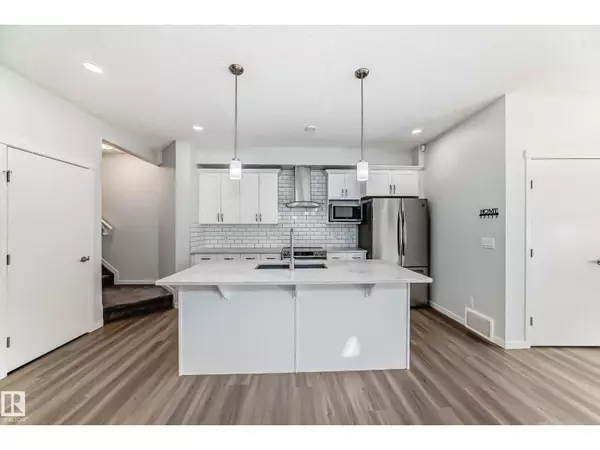 Edmonton, AB T6M0X1,19718 27 AV NW