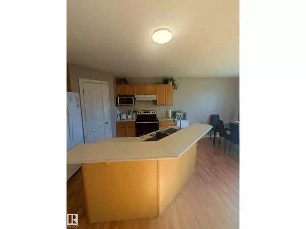 Edmonton, AB T5Y3J7,3927 160 AV NW