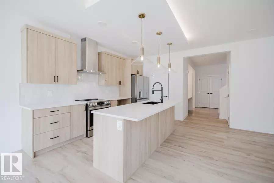 8219 KIRIAK LO SW, Edmonton, AB T6M3E4