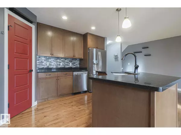 Edmonton, AB T6W0M6,819 172 ST SW