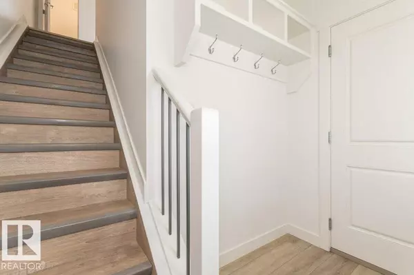 Edmonton, AB T6W4C8,838 DANIELS WY SW