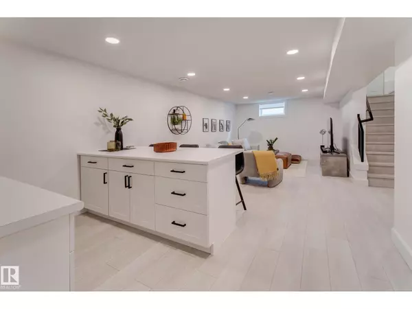 Edmonton, AB T5M2M1,13315 110 AV NW