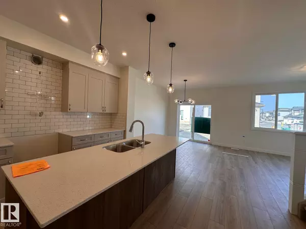 Edmonton, AB T6W2J2,6304 KING WD SW