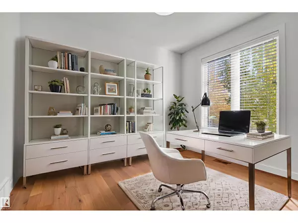 Edmonton, AB T6R0V9,7142 MAY CR NW