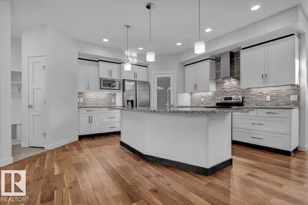 Edmonton, AB T6R0V9,7142 MAY CR NW