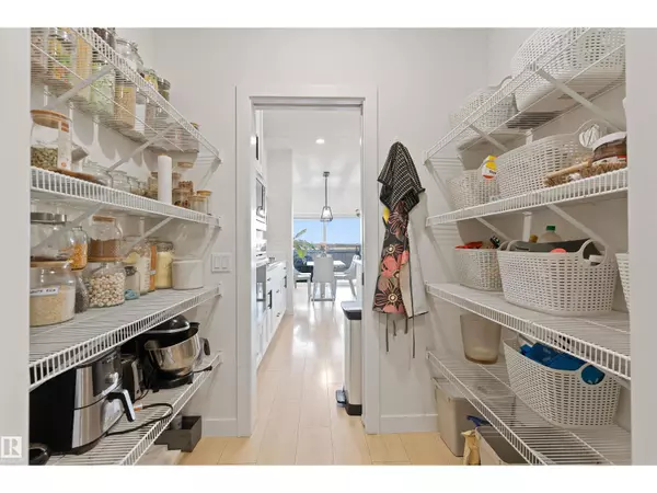 Edmonton, AB T6W5B3,3427 CRAIG LD SW