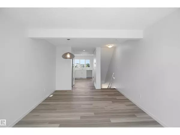 Edmonton, AB T6W3J2,#93 3705 141 ST SW