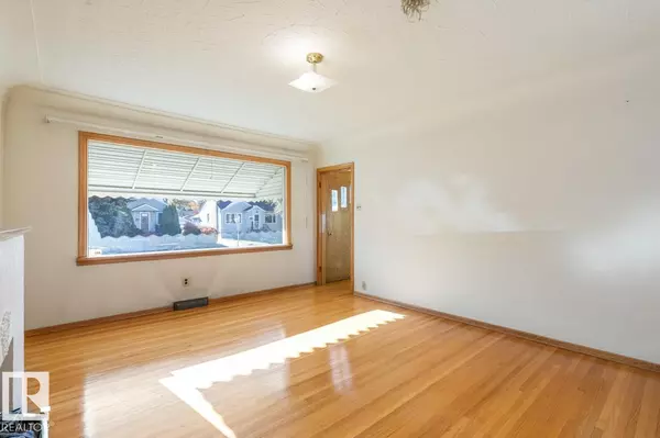 Edmonton, AB T6C1N7,8712 89 AV NW