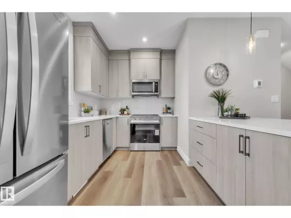 Edmonton, AB T6X3B7,#2 6905 25 AV SW SW