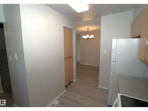 Edmonton, AB T6K3Z2,#31 7604 29 AV NW