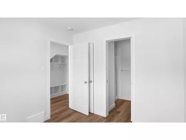 Edmonton, AB T6T1J1,932 19 AV NW