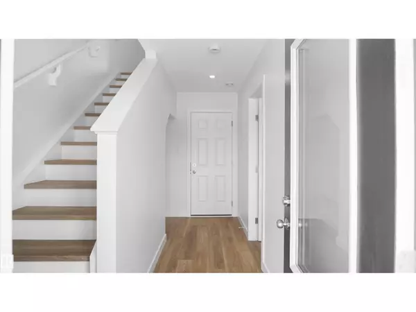 Edmonton, AB T6T1J1,932 19 AV NW