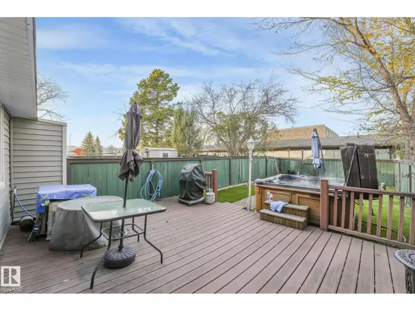 Edmonton, AB T5A1H2,121 VILLAGE ON THE GREEN GR NW