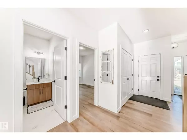 Edmonton, AB T6W5H2,3255 CHERNOWSKI WY SW