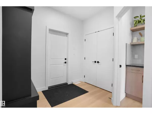 Edmonton, AB T6W5H2,3327 Chernowsi Way SW