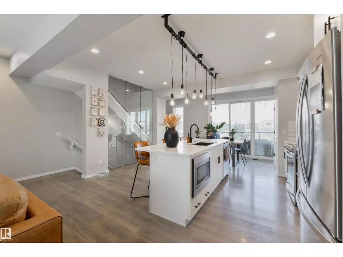 Edmonton, AB T6W1A6,8273 CHAPPELLE WY SW