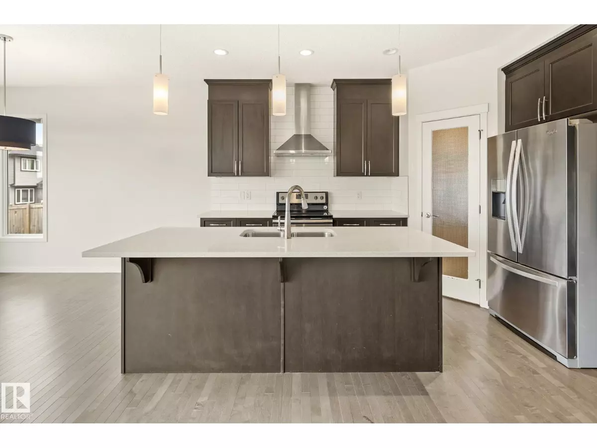 Edmonton, AB T6X2H8,5404 22 AV SW