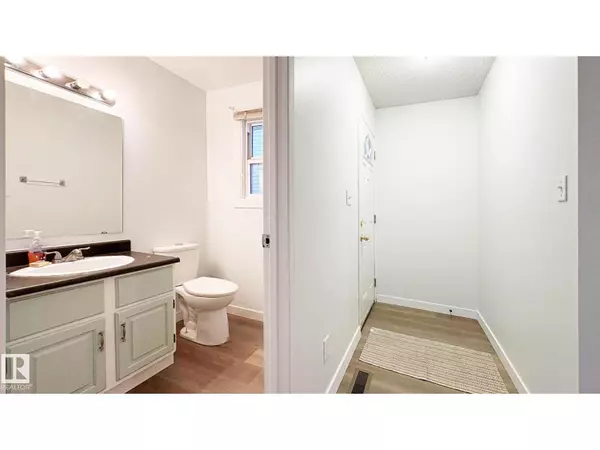 Edmonton, AB T6J4S2,10427 24 AV NW