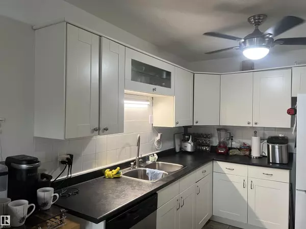 Edmonton, AB T5T2C6,172 CALLINGWOOD PL NW