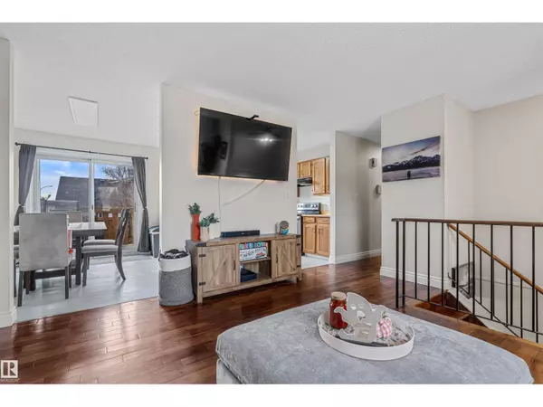 Edmonton, AB T5X4Z1,9807 165 AV NW