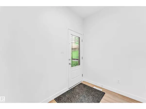 Edmonton, AB T6T2W2,1216 13 AV NW