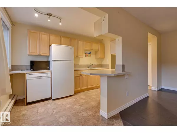 Edmonton, AB T6E1S2,#105 10621 79 AV NW