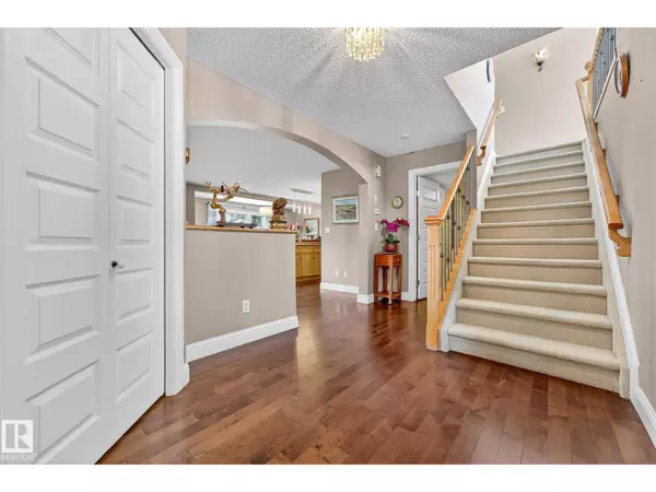 Edmonton, AB T6R0L3,8429 SLOANE CR NW